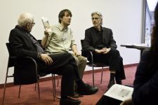 Prof. Dr. Dr. Gronemeyer und Peter Wissmann im Gespraech mit Tobias Frisch